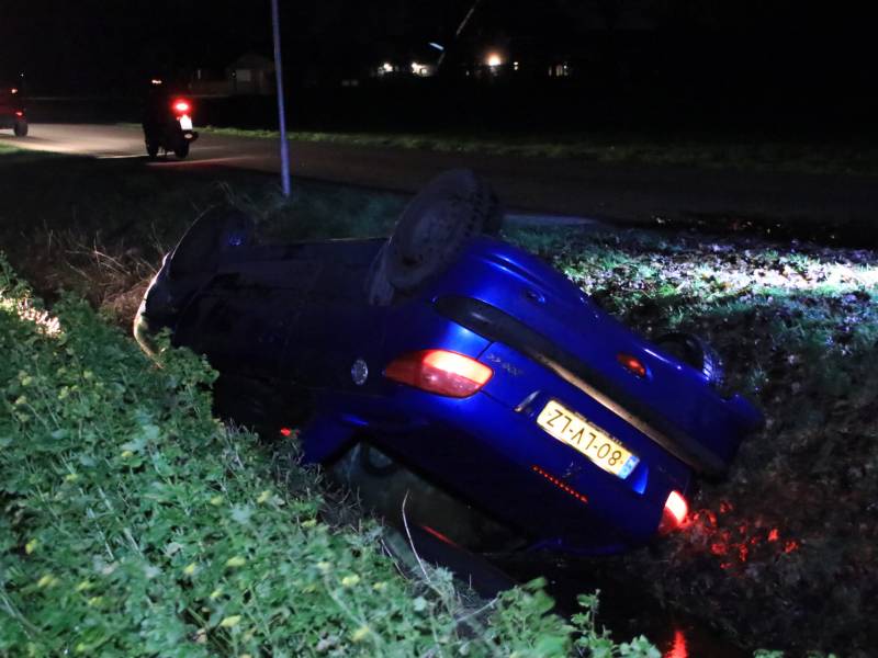 Auto belandt in de sloot