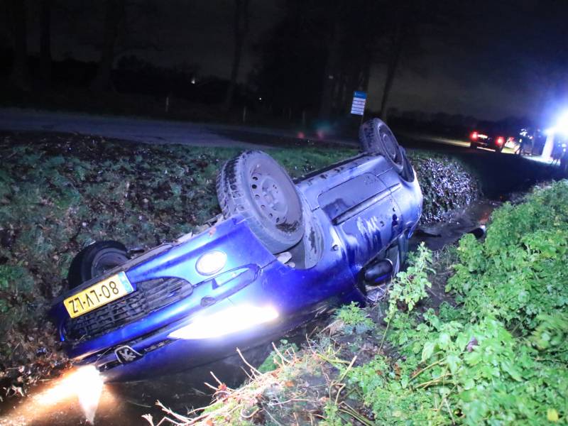 Auto belandt in de sloot