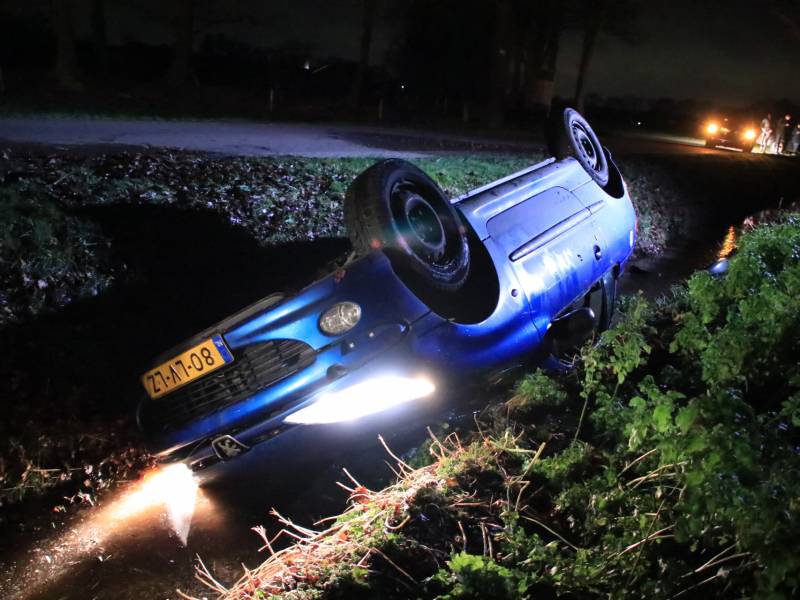 Auto belandt in de sloot