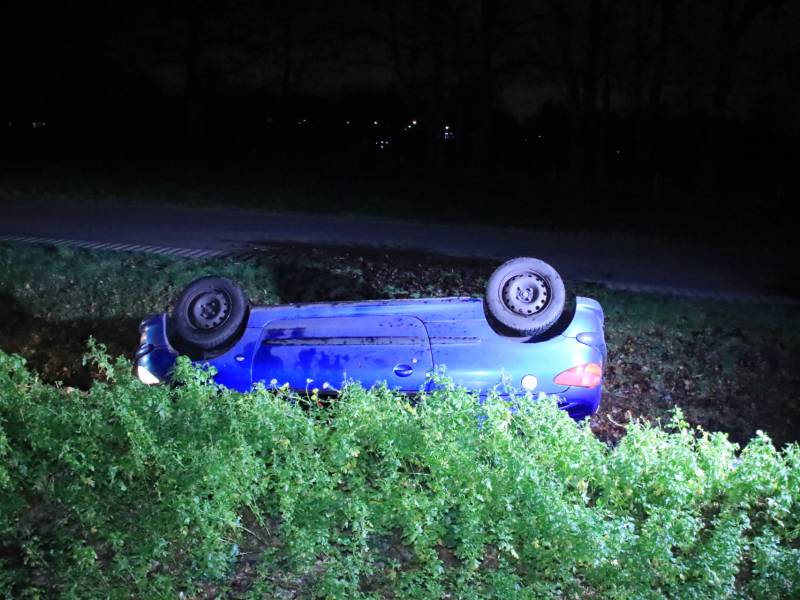 Auto belandt in de sloot