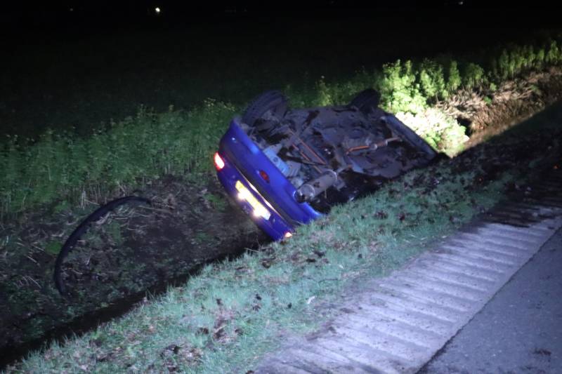 Auto belandt in de sloot