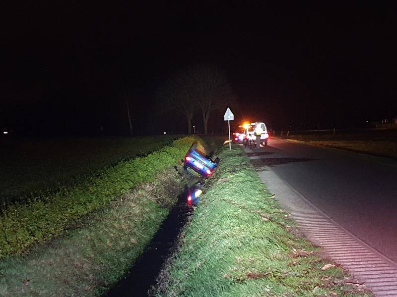 Auto belandt in de sloot