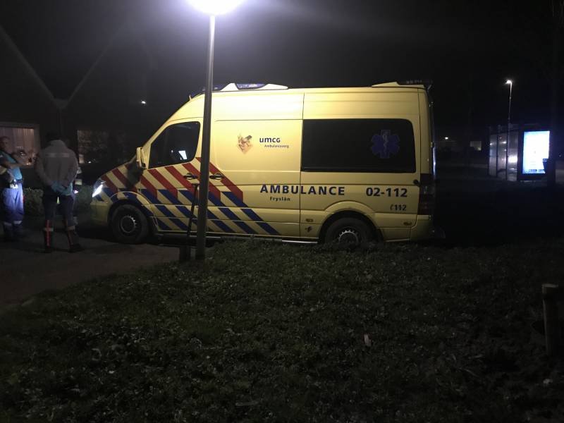 Ambulance komt vast te zitten in grasveld