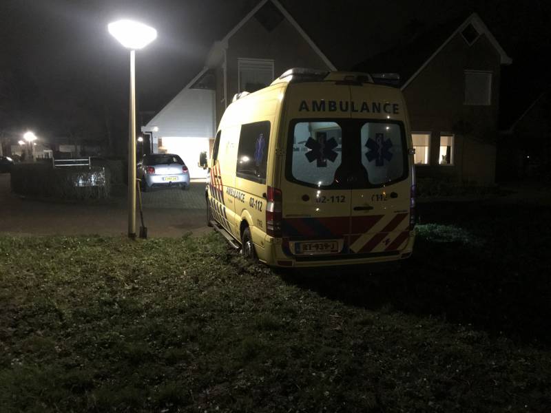 Ambulance komt vast te zitten in grasveld