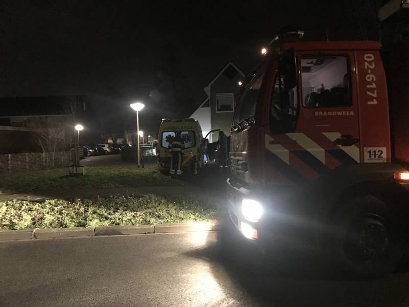 Ambulance komt vast te zitten in grasveld