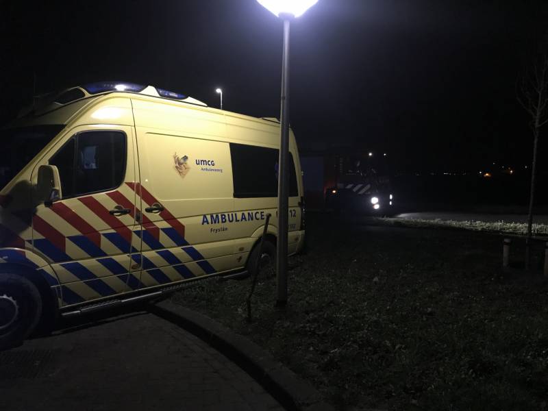Ambulance komt vast te zitten in grasveld