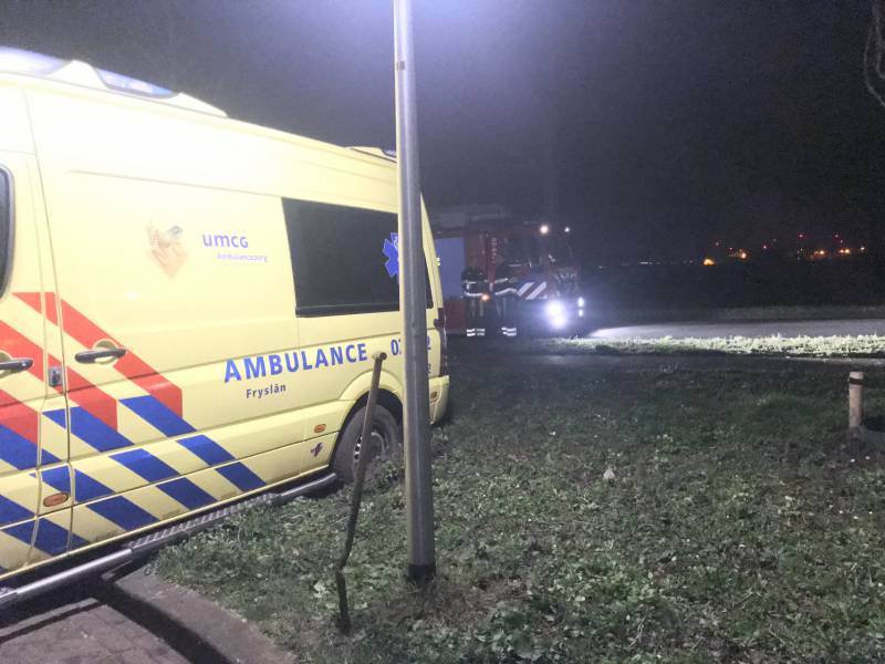 Ambulance komt vast te zitten in grasveld