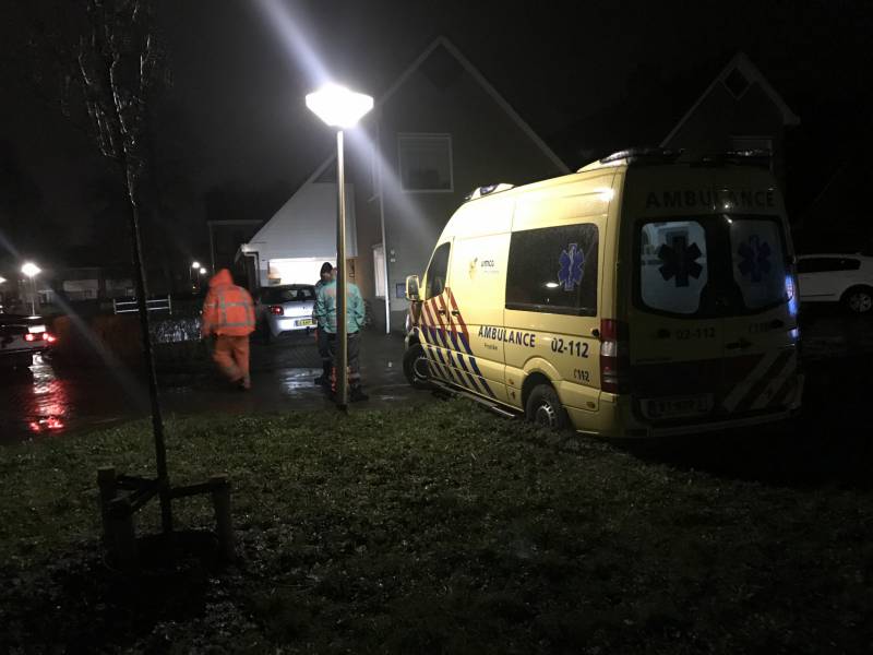 Ambulance komt vast te zitten in grasveld