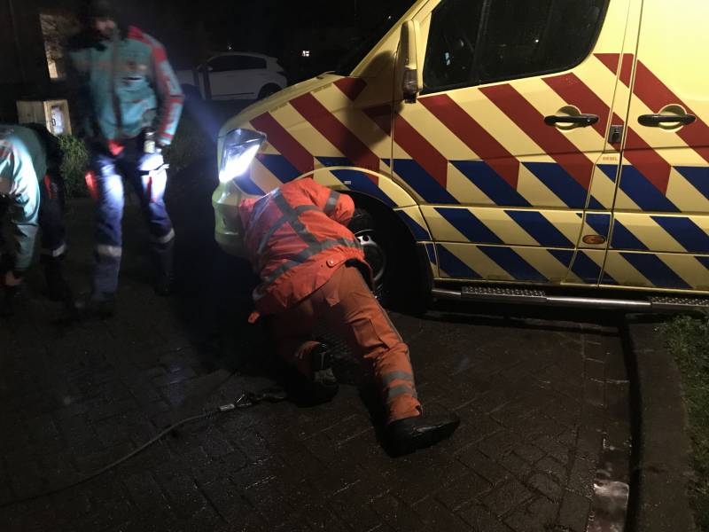 Ambulance komt vast te zitten in grasveld
