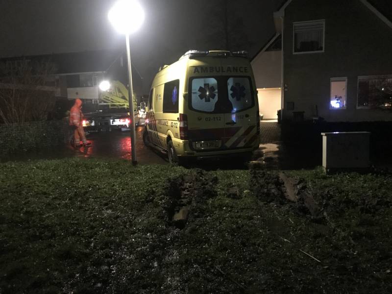 Ambulance komt vast te zitten in grasveld