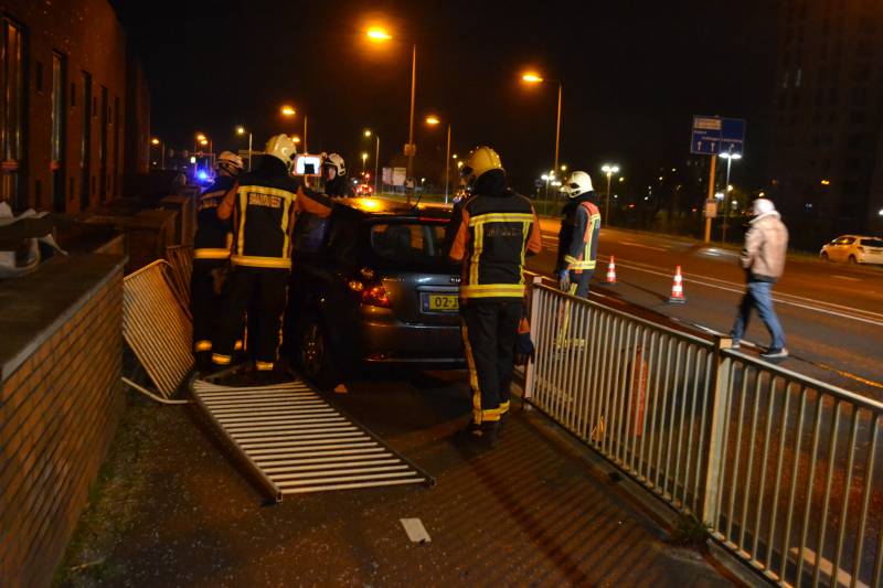 Automobilist ramt hekken en eindigt op fietspad