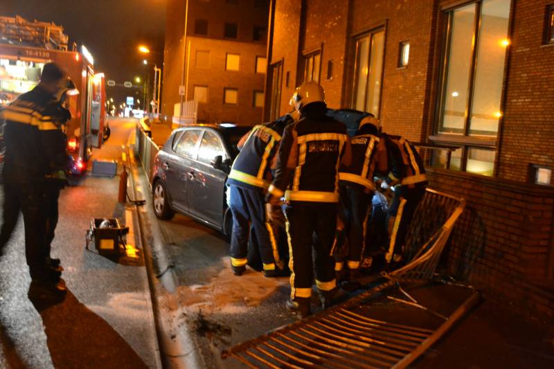 Automobilist ramt hekken en eindigt op fietspad