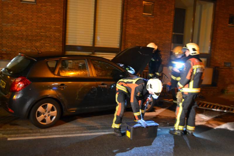 Automobilist ramt hekken en eindigt op fietspad