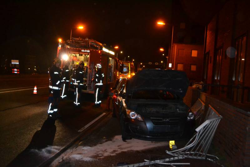 Automobilist ramt hekken en eindigt op fietspad