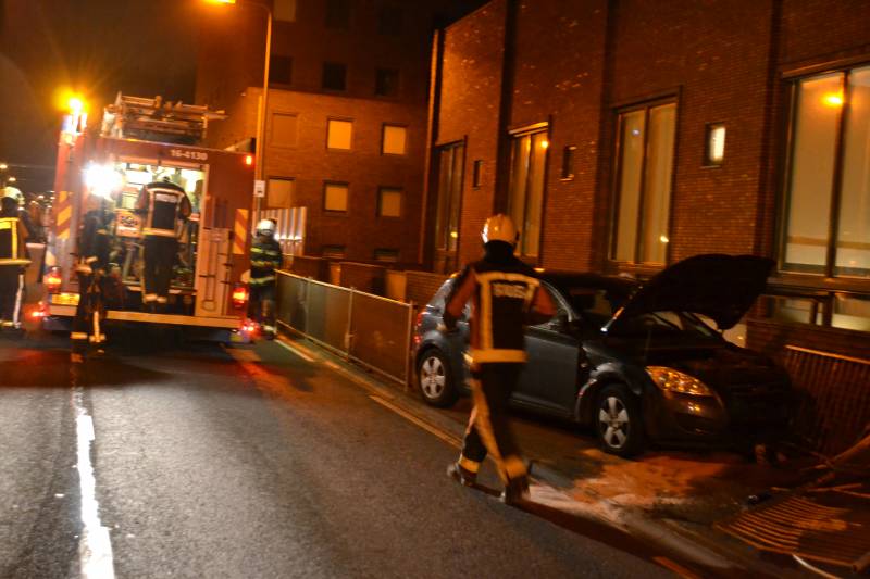 Automobilist ramt hekken en eindigt op fietspad