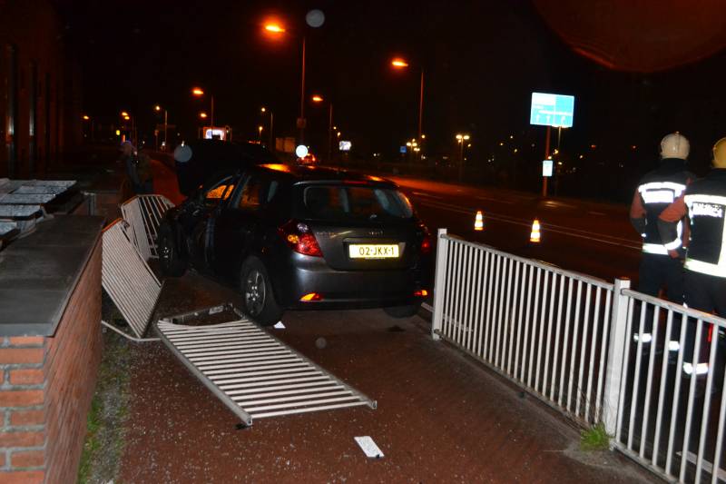 Automobilist ramt hekken en eindigt op fietspad
