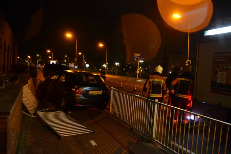 Automobilist ramt hekken en eindigt op fietspad