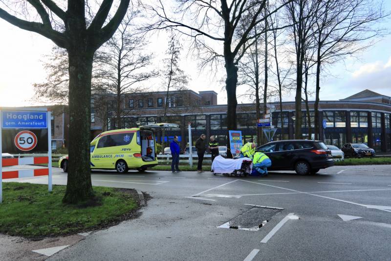 Overstekende fietser botst op auto