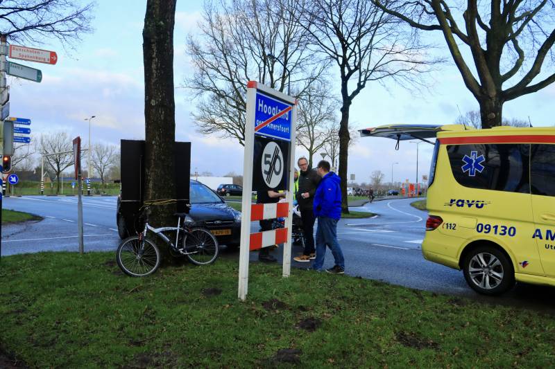 Overstekende fietser botst op auto