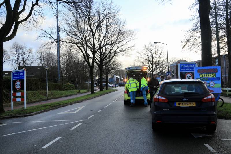 Overstekende fietser botst op auto