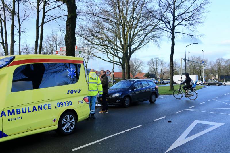 Overstekende fietser botst op auto