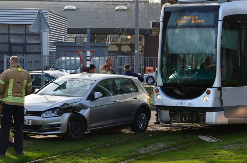 Tram en personenauto botsen op elkaar