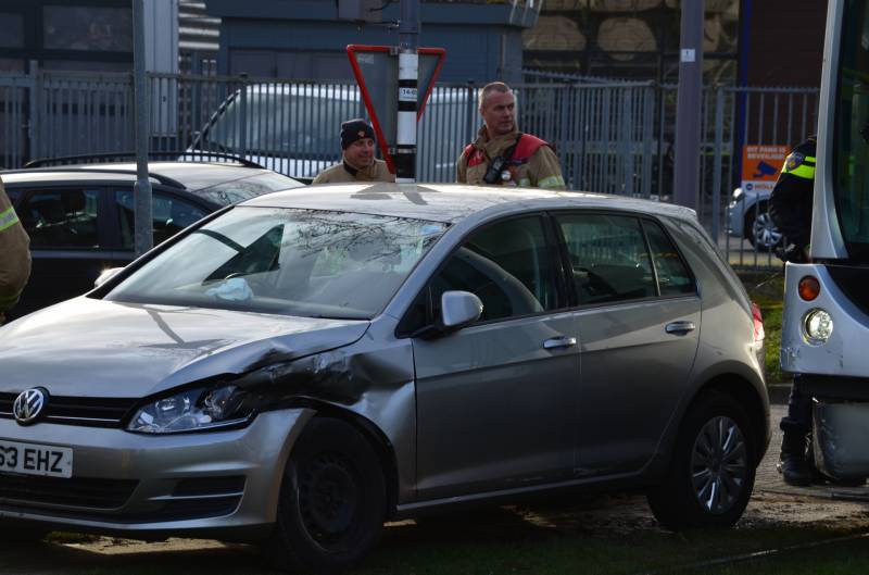 Tram en personenauto botsen op elkaar