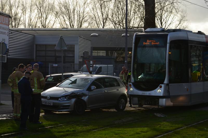 Tram en personenauto botsen op elkaar