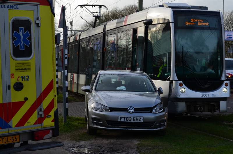 Tram en personenauto botsen op elkaar