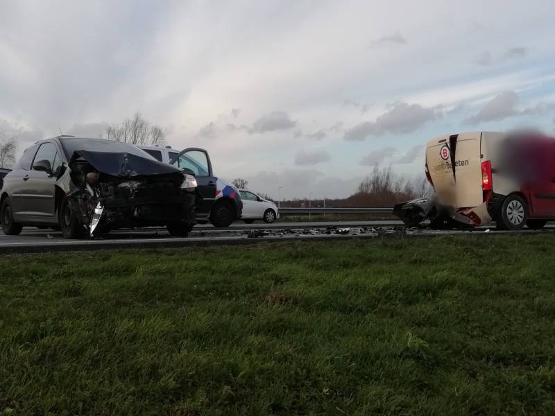 Auto botst op bestelwagen