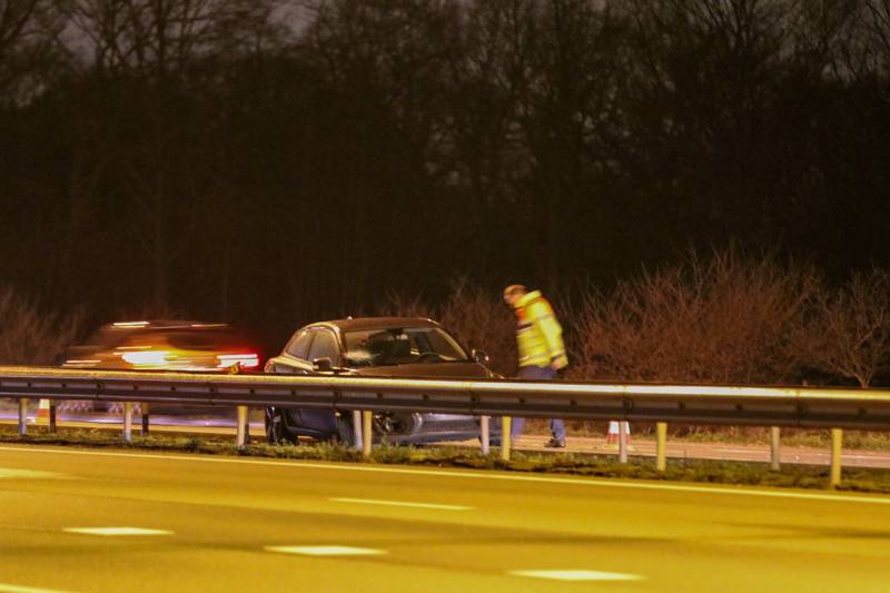 Auto achterstevoren tegen vangrail op snelweg