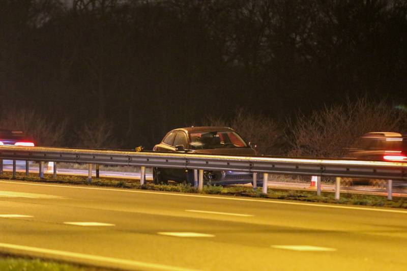 Auto achterstevoren tegen vangrail op snelweg