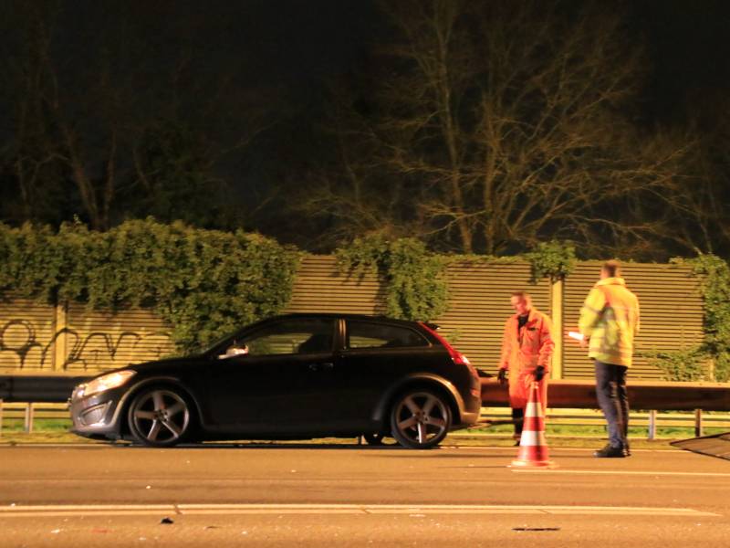 Auto achterstevoren tegen vangrail op snelweg