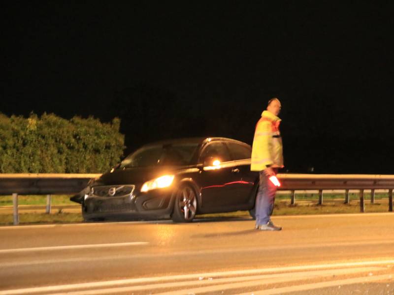 Auto achterstevoren tegen vangrail op snelweg