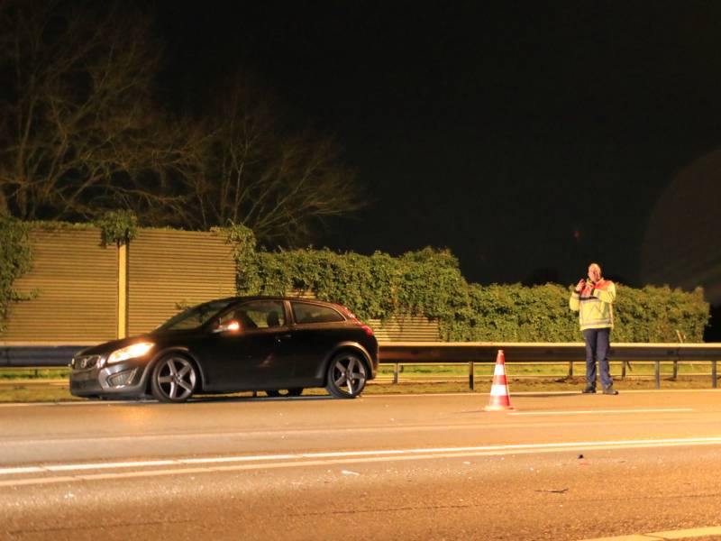 Auto achterstevoren tegen vangrail op snelweg