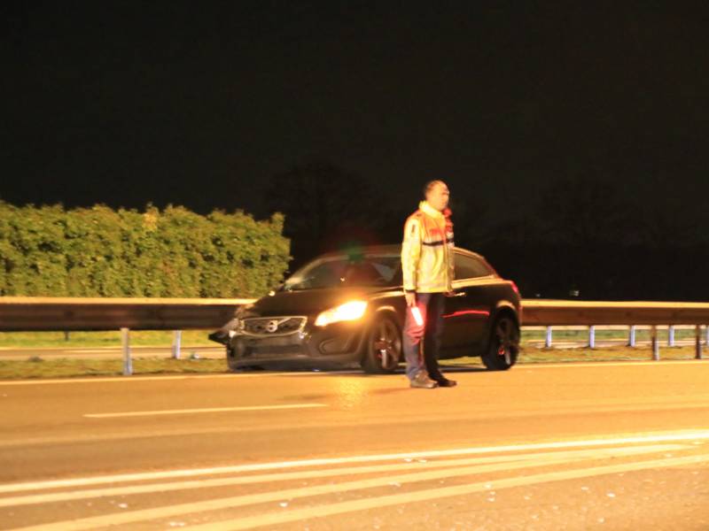 Auto achterstevoren tegen vangrail op snelweg