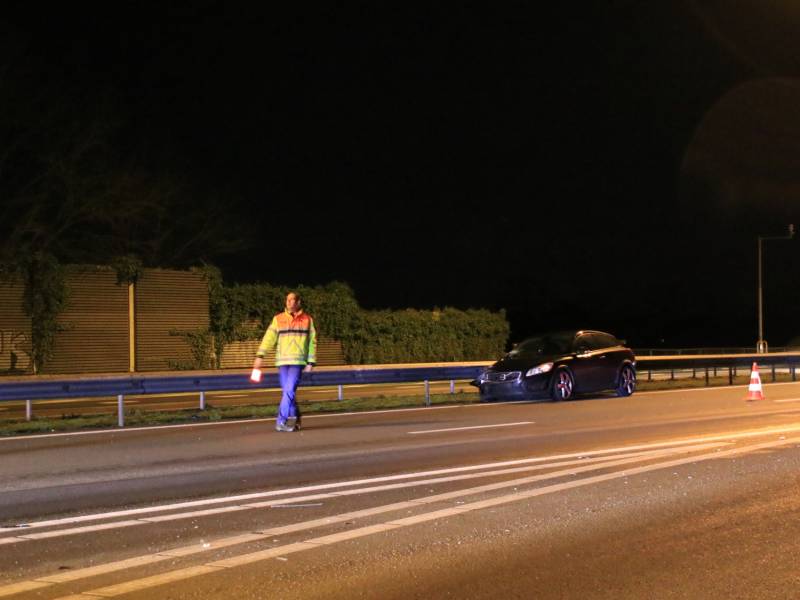 Auto achterstevoren tegen vangrail op snelweg
