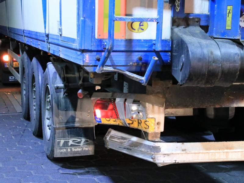 Auto achterstevoren tegen vangrail op snelweg