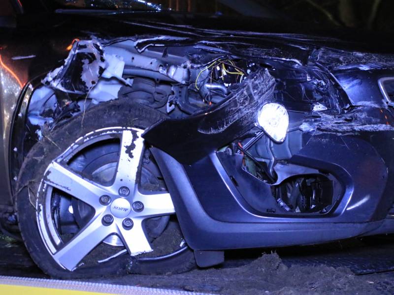 Auto achterstevoren tegen vangrail op snelweg