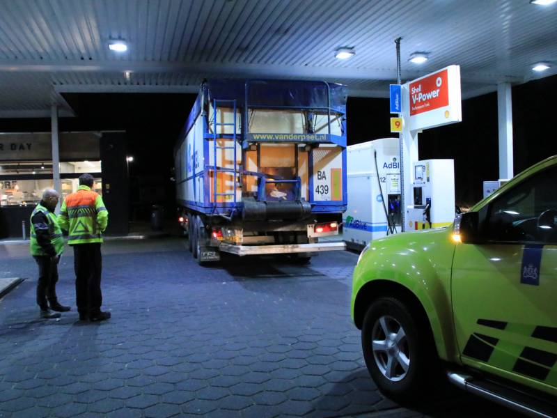 Auto achterstevoren tegen vangrail op snelweg