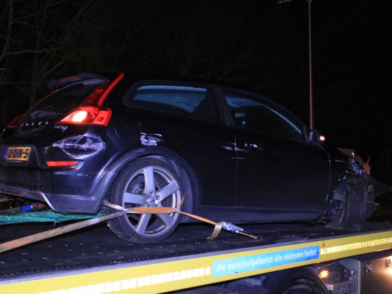 Auto achterstevoren tegen vangrail op snelweg