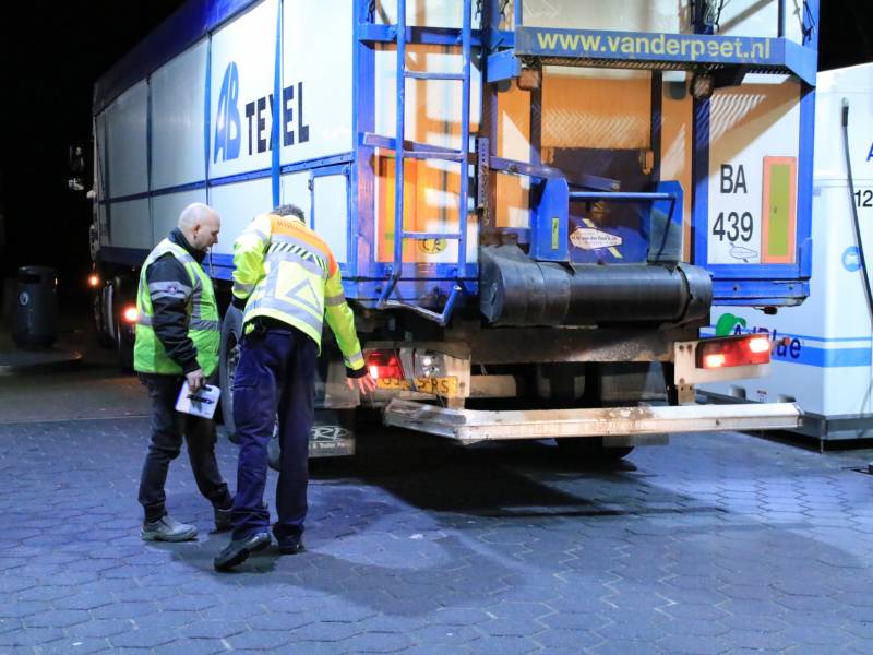 Auto achterstevoren tegen vangrail op snelweg