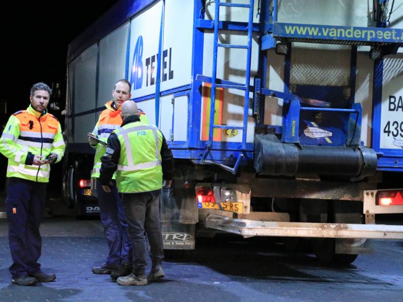 Auto achterstevoren tegen vangrail op snelweg