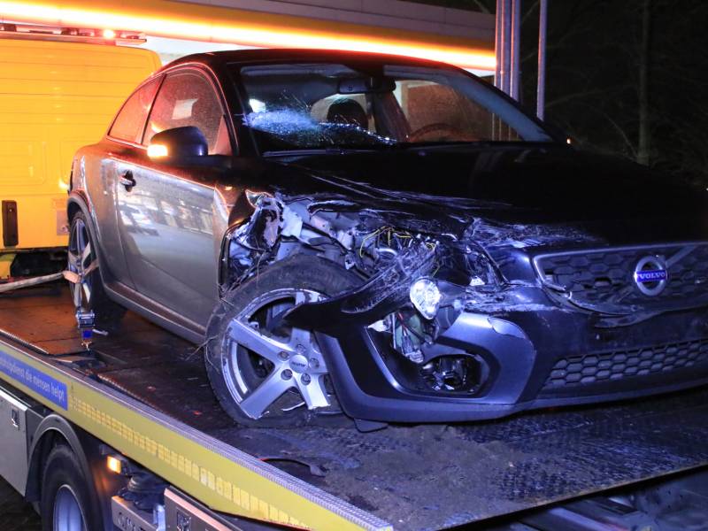 Auto achterstevoren tegen vangrail op snelweg