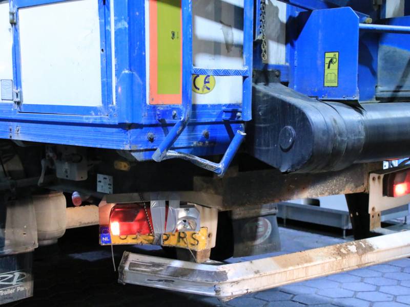 Auto achterstevoren tegen vangrail op snelweg