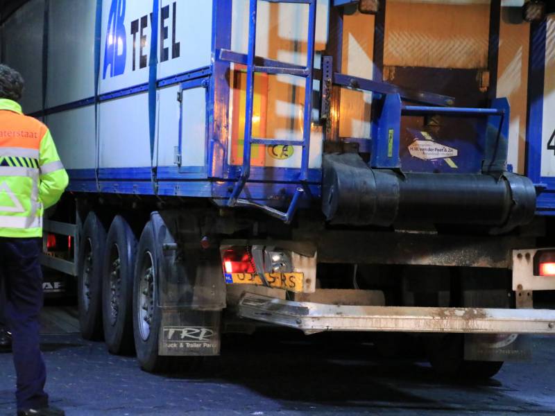 Auto achterstevoren tegen vangrail op snelweg