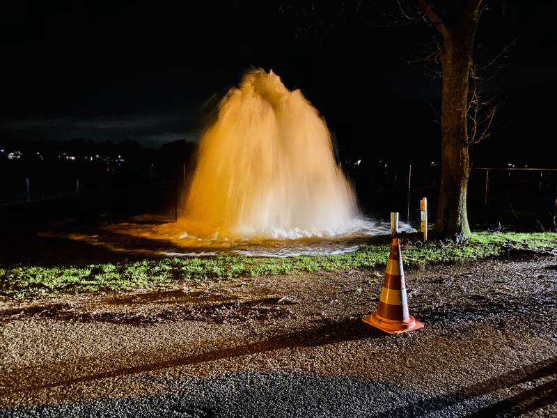 Hoofd waterleiding gesprongen, reparatie duurt uren