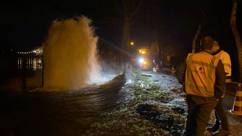 Hoofd waterleiding gesprongen, reparatie duurt uren