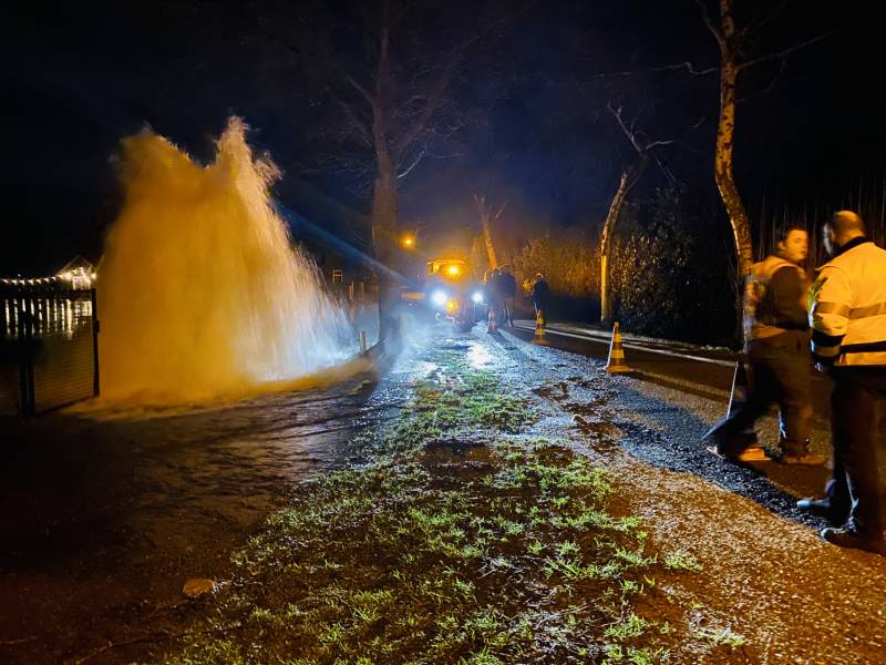 Hoofd waterleiding gesprongen, reparatie duurt uren