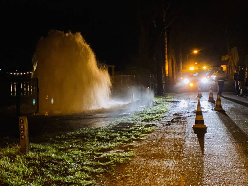 Hoofd waterleiding gesprongen, reparatie duurt uren